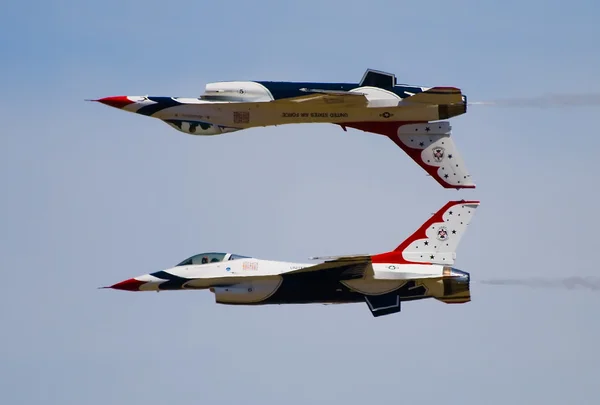Zwei F-16-Flugzeuge der Armee — Stockfoto