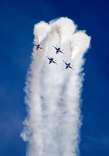 Un gran humo de los aviones del ejército — Foto de Stock