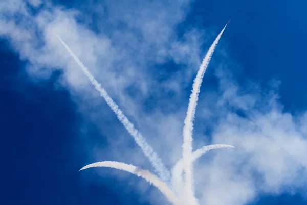 Fumaça de jatos do exército voando no show aéreo — Fotografia de Stock