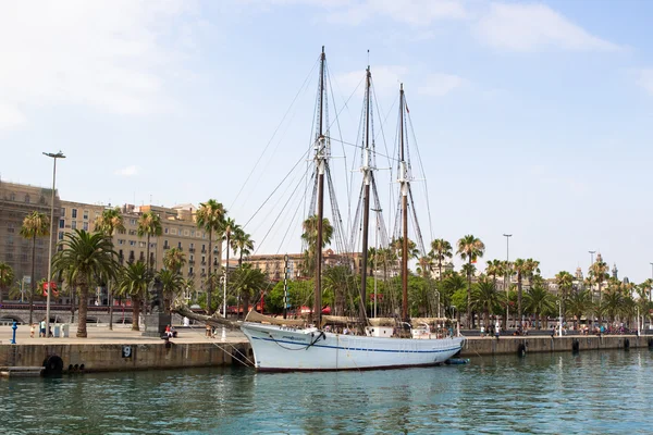 Eski gemi Barcelona limanda