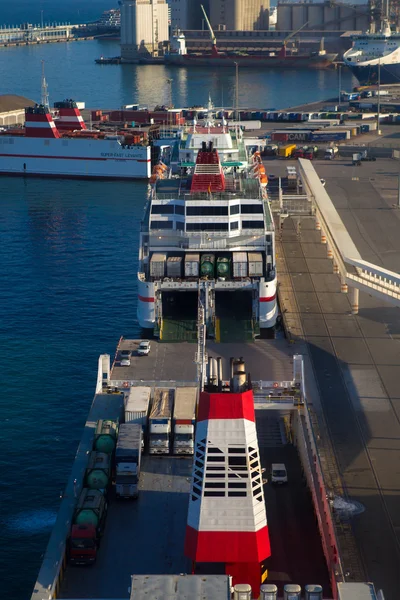 Kargo gemisi Barcelona limanda