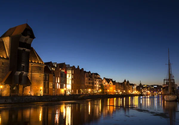 Gdansk por la noche 2016-07-20, hermosa luz de la noche, río, río tranquilo, hermoso cielo, Gdans fondo de la ciudad vieja . —  Fotos de Stock