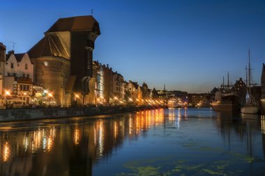 Gdansk eski şehir, Motlawa Nehri, ünlü karakteristik vinç, görünümden romantik günbatımı, gece, Lehçe Zuraw, 