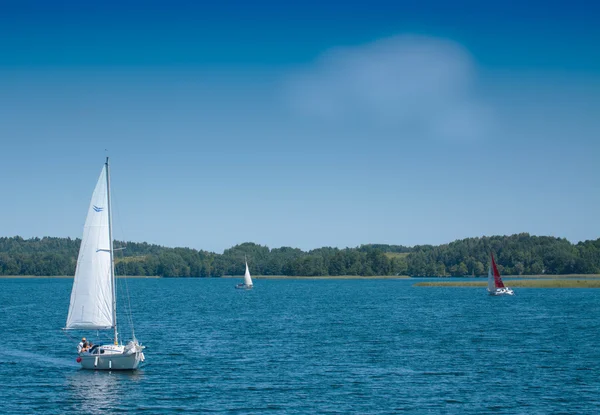 Trakai Insel Sommer grüne Bäume See Yacht Urlaub Urlaub Tourismus Natur Himmel Wolken Transport Karte Sparer Sport — Stockfoto