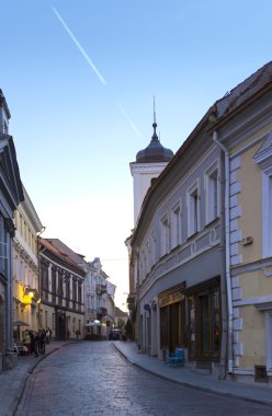 Panorama Vilnius eski şehir, kilise güzel görünümü, güzel akşam gökyüzü, Vilnius güzel bir şehir büyük bir geçmişi var. 