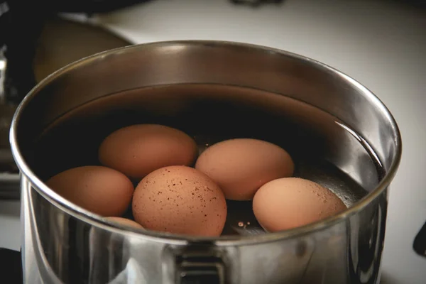 Ovos Castanhos Fervendo Uma Panela Pequena Fogão — Fotografia de Stock