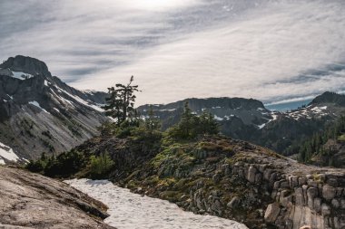 Heather Meadows Dağı 'ndaki dağlar ve lav kaya sütunları. Baker-Snoqualmie Ulusal Ormanı.