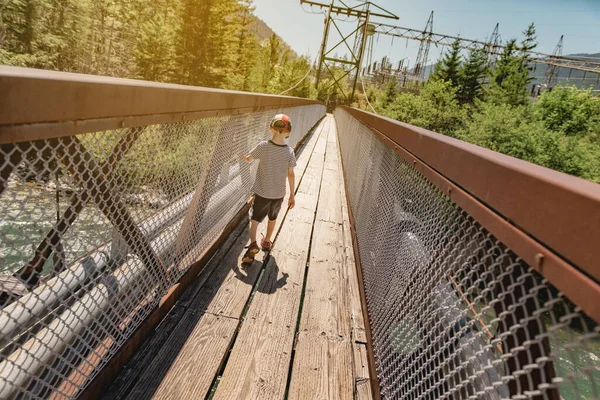 Young Boy Walking Suspension Bridge Spanning Skagit River North Cascades — Stock Photo, Image