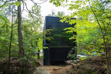 Ormandaki Modern Kulübelerin güzel manzarası