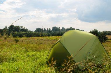 çadır çayırda güneşli günde kurdu.