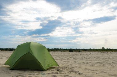 çadır çölde güneşli günde kurdu.