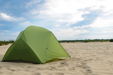 çadır çölde güneşli günde kurdu.