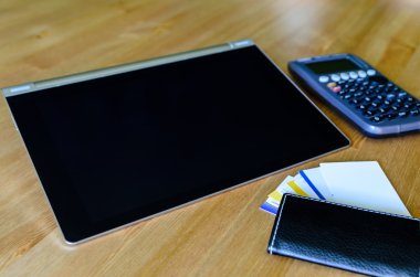 çalışma alanı ile tablet pc, hesap makinesi ve iş kartı