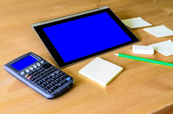 Werkplek met tablet pc - blue box, rekenmachine, potlood en stic — Stockfoto