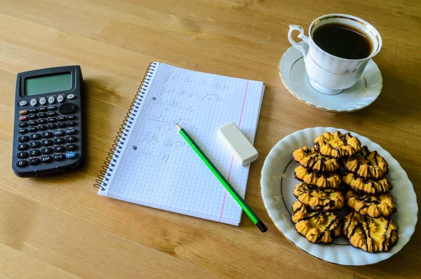 Werk, studie plaats met Rekenmachine, werkmap, kopje koffie — Stockfoto