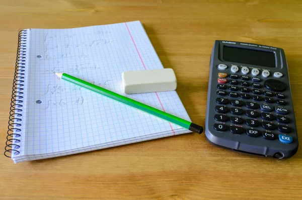 Lugar de trabajo, lugar de estudio con calculadora, libro de trabajo y lápiz — Foto de Stock