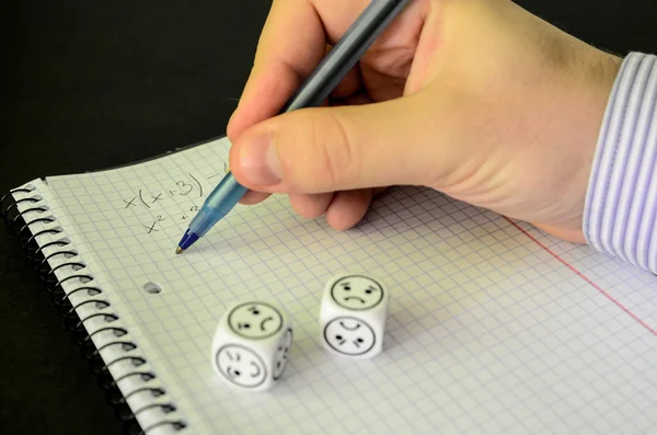 Estudante tentando resolver equação matemática sem sucesso — Fotografia de Stock