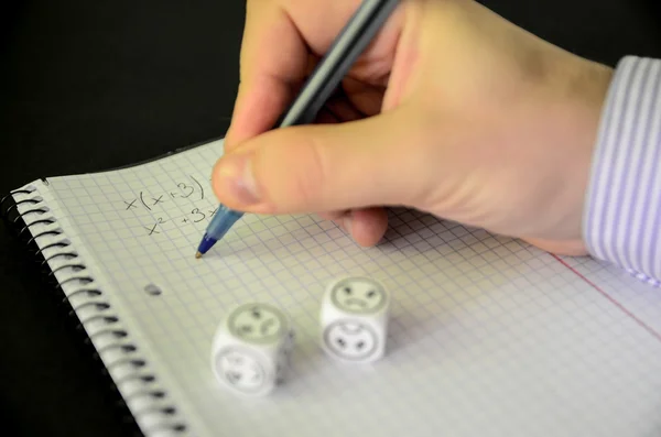 Estudiante tratando de resolver ecuación matemática sin éxito — Foto de Stock