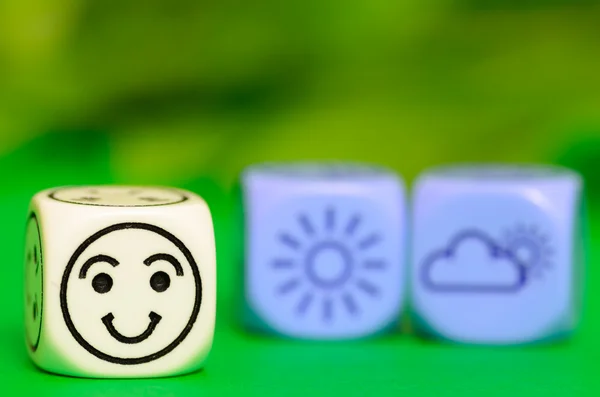 Concept of good  summer weather - emoticon and weather dice on g — Stock Photo, Image