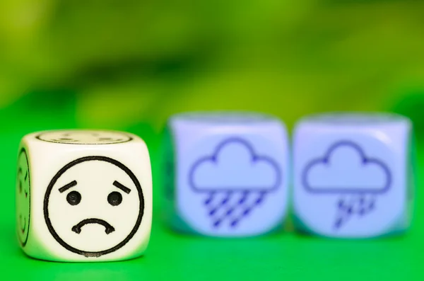 Conceito de tempo de tempestade triste - emoticon e dados meteorológicos em gree — Fotografia de Stock