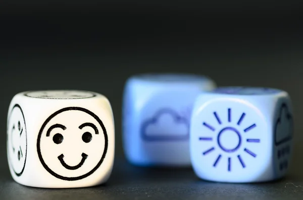 Concept of good  summer weather - emoticon and weather dice on b — Stock Photo, Image