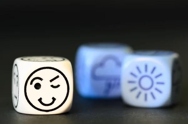 Concept of good  summer weather - emoticon and weather dice on b — Stock Photo, Image