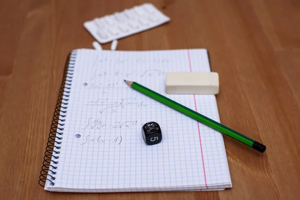 Studienplatz mit Taschenrechner und Schmerzmitteln im Hintergrund — Stockfoto