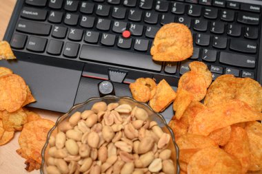 Açık laptop klavye ve DIC üzerinde dağınık cips ile yakın