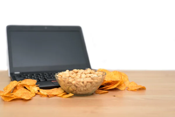 Offener Laptop mit Chips auf der Tastatur verstreut, isoliert auf weißem b — Stockfoto