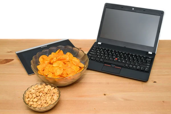 Offenes Notizbuch mit ungesundem Snack isoliert auf weißem Hintergrund — Stockfoto