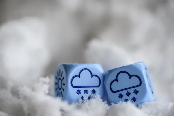 Begreppet vinterväder, tärningarna med moln och snö ligger på sn Stockbild