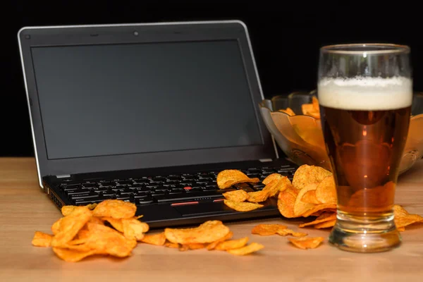 Portátil abierto con chips dispersos en el teclado aislado en negro b — Foto de Stock