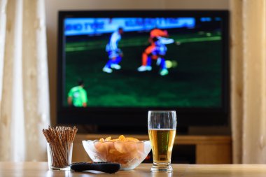televizyon, Tv (futbol, futbol maçı) ile atıştırmalıklar düşünüyorsun izliyor