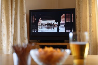 televizyon, masanın üzerinde yatan atıştırmalıklar ile (film) izlerken Tv