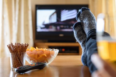 Televizyon, tablo ve büyük amou ayaklı (film) izlerken Tv