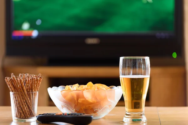 televizyon, Tv (futbol, futbol maçı) ile atıştırmalıklar düşünüyorsun izliyor