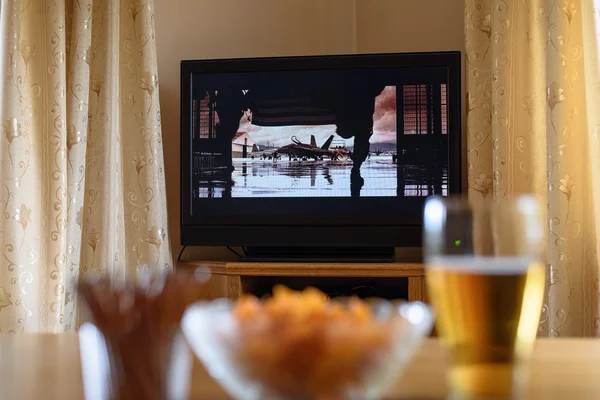 Fernsehen, Fernsehen (Film) mit Snacks auf dem Tisch — Stockfoto