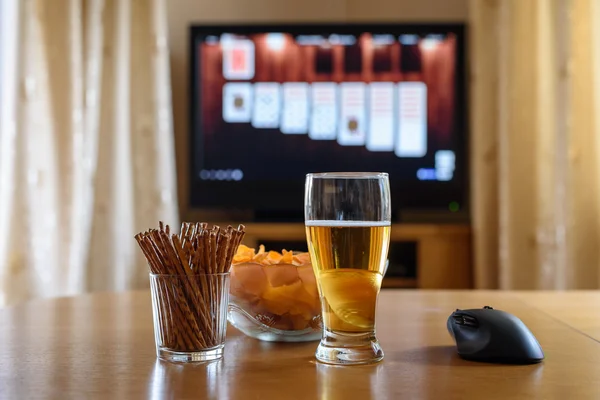 Kartenspiel auf Großbildleinwand mit Snacks & Alkohol — Stockfoto