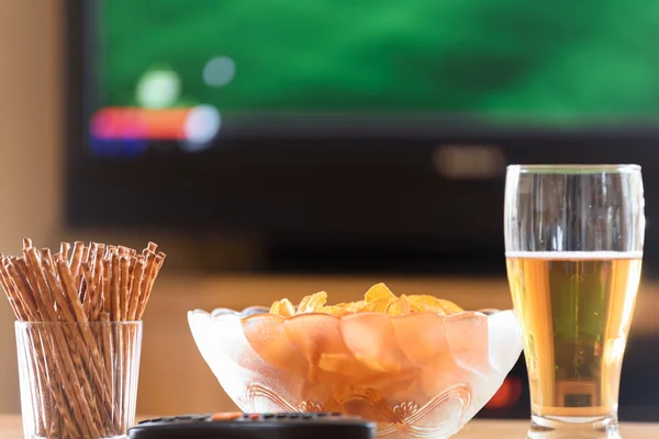 Televisión, ver televisión (fútbol, partido de fútbol) con aperitivos lyi Imagen de archivo