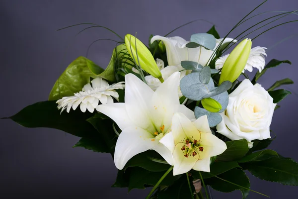 Bouquet di mazzo di bellissimi fiori bianchi con giglio, margherita e rose — Foto Stock