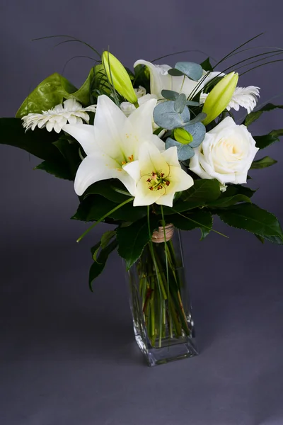 Bouquet di mazzo di bellissimi fiori bianchi con giglio, margherita e rose — Foto Stock