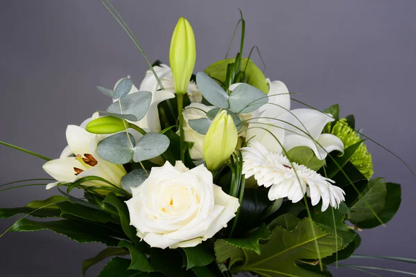 Bouquet di mazzo di bellissimi fiori bianchi con giglio, margherita e rose — Foto Stock