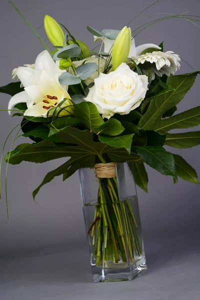 Bouquet di mazzo di bellissimi fiori bianchi con giglio, margherita e rose — Foto Stock