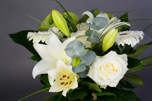 Bouquet di mazzo di bellissimi fiori bianchi con giglio, margherita e rose — Foto Stock