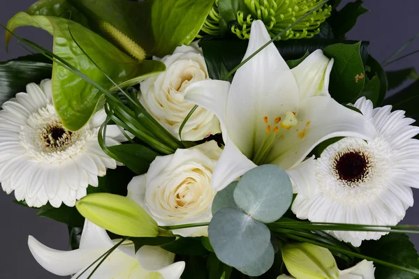 Bouquet di mazzo di bellissimi fiori bianchi con giglio, margherita e rose — Foto Stock