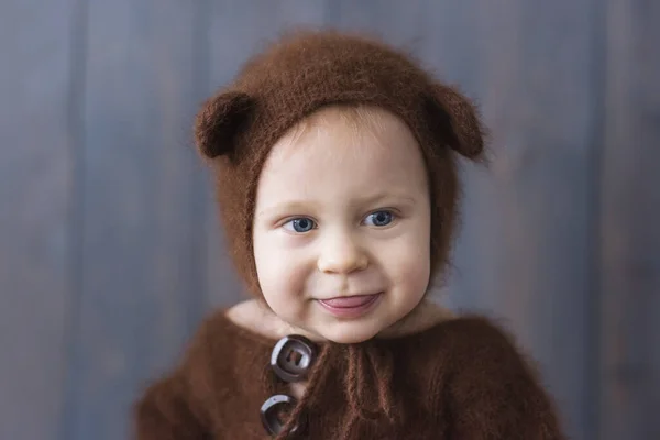 Närbild Porträtt Liten Pojke Brun Fluffig Stickad Björn Kostym Sitter — Stockfoto