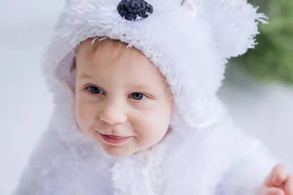 Liten Pojke Klädd Som Vit Isbjörn Sitter Bland Julgranarnas Skog — Stockfoto