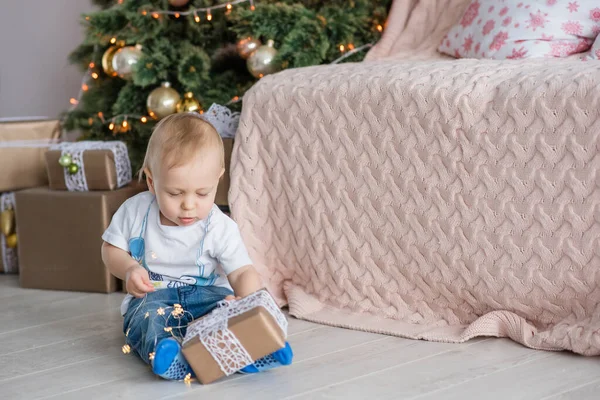 Menino Loiro Brinca Com Uma Grinalda Brilhante Árvore Natal Casa — Fotografia de Stock