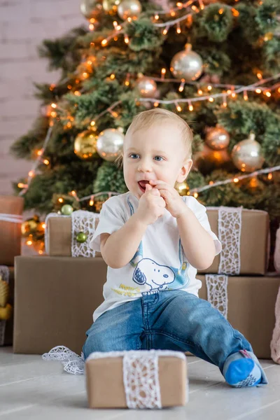 Niño Rubio Comiendo Hombre Jengibre Junto Árbol Navidad Casa Tarjeta — Foto de Stock