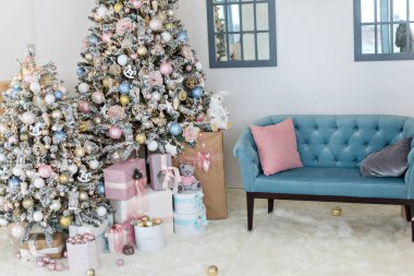 Yeni yıl tebrik kartı. Zarif bir iç mekan. İçinde çiçekler, çelenkler ve cam oyuncaklarla süslenmiş kutular dolusu Noel ağacı var. Kalitesiz şıklıkta. Uzayı kopyala Modern oda